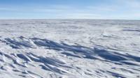 Campo de sastrugi en la Antártica (foto de archivo)