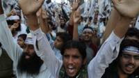 अब्दुल कादिर को फांसी देने का विरोध करते लोग