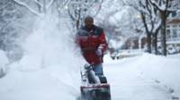 Morador tenta limpar neve no Michigan, EUA (Getty)