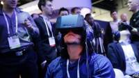 Persona con una máscara de realidad virtual