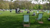 Cadeiras e frequentadores de parque em Londres (Arquivo/BBC)
