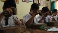 Menatah wayang