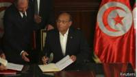 Moncef Marzouki firma la nueva constitución tunecina