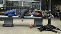 Hombres duermen en banco en Móscú