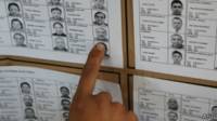 Un ciudadano mira las boletas electorales.