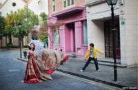 Parejas de novios sacándose fotos en las calles de Thames Town