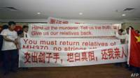 Familiares de los pasajeros del vuelo MH370 en el aeropuerto de Kuala Lumpur