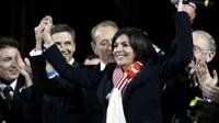 A nova prefeita eleita de Paris, Anne Hidalgo, e o ex-prefeito Bertrand Delanoe (à esquerda) celebram a vitória em frente à Prefeitura de Paris (Getty Images)brate in front of the City Hall of Paris, after she won the second round of the French municipal elections on March 30, 2014