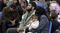 Família de refugiados sírios espera registro sede da agência de refugiados da ONU em Trípoli, norte do Líbano (AP)