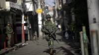Militar patrulha favela da Maré, no Rio de Janeiro (foto: Reuters)