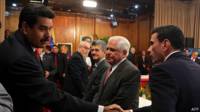 Nicolás Maduro (izq.) estrecha la mano de Henrique Capriles