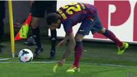 Dani Alves recoge plátano
