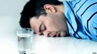 Hombre con resaca