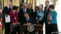 obama firmando un memorando para atacar los abusos sexuales