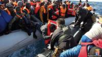 Marinos italianos ayudan a inmigrantes al sureste de Lampedusa