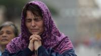 mujer reza en Roma