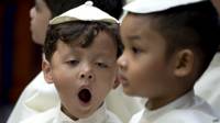 niño bosteza en la iglesia