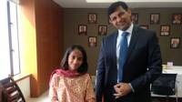 Laila con el director del Banco de la Reserva de India