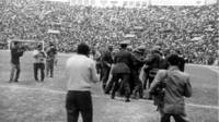 Policía dentro del campo