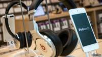 Auriculares Beats junto a un iPhone.