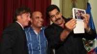 Maduro se hace una selfie con una surtab