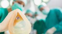 Doctores aplican anestesia a un paciente