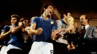 El veterano Dino Zoff junto al equipo que ganó el Mundial de España