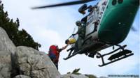 Doctores descienden hasta hombre atrapado en una cueva