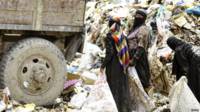Mujeres iraquíes reciclando residuos