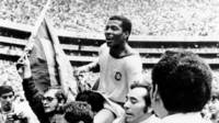 Jairzinho es cargado por aficionados mexicanos en 1970. Foto: Staff/AFP/Getty
