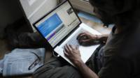 Hombre con computadora