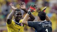 Los colombianos Zapaya y Ospina celebran la victoria contra Costa de Marfil en Brasil 2014