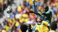 Mario Yepes disputa un balón el área de Costa de Marfil durante un partido de Brasil 2014.