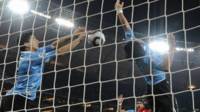 La mano de Luis Suárez