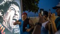 Cartel con el nombre de Luis Suárez