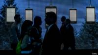 Personas revisan su teléfono
