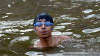 Joven nadando en el Ganges