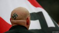 hombre con esvástica en la cabeza
