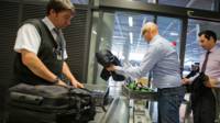 Revisión de seguridad en aeropuerto de Frankfurt, Alemania
