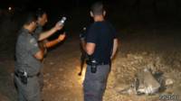 Policías israelíes, cerca de Jerusalén, junto a los restos de un cohete lanzado desde Gaza.