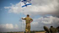 Soldado israelí mira hacia Gaza desde un tanque
