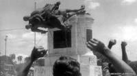 El pueblo nicaragüense derriba la estatua de Somoza. Foto: Archivo Diario La Prensa