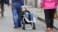 Niño chino en un cochecito