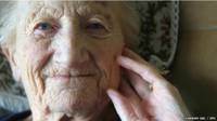 Rostro de una abuela sonriente
