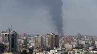 Columna de humo desde la planta de energía de Gaza