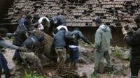 राहत और बचाव अभियान में लगे कर्मचारी