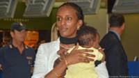 Meriam Ibrahim con su hija en el aeropuerto de Roma