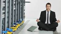 Ejecutivo practicando yoga en la sala de sistemas