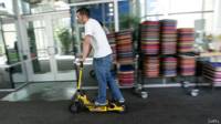 Joven en un Go-Ped
