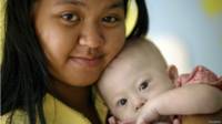 Bebê Gammy e mãe de aluguel. Credito: Reuters